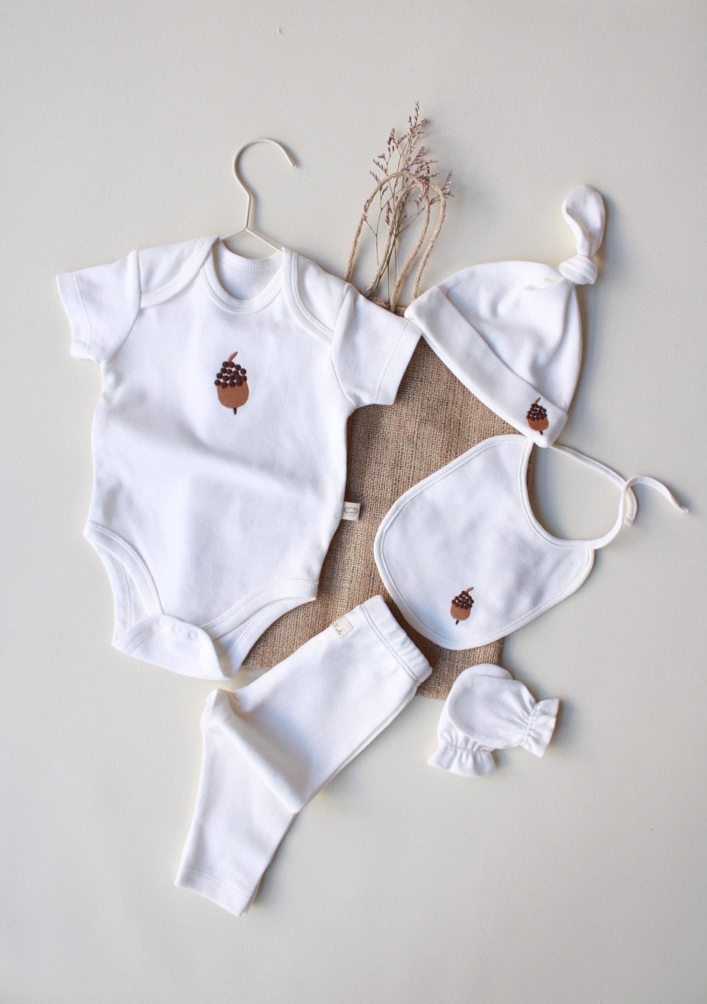 Newborn Gift Set | 5 - Piece Bodysuit | Hat, Tights & Gloves for Infant Comfort | Boxed Baby Shower Present | 100% organic cotton OEKO - TEX® - VivimadeCa