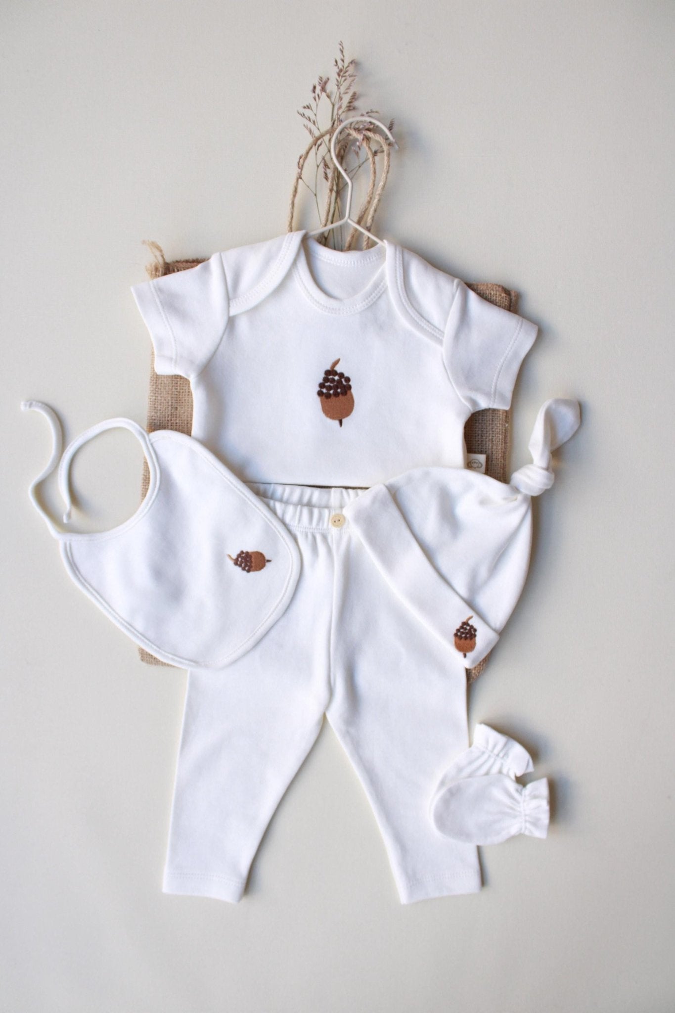 Newborn Gift Set | 5 - Piece Bodysuit | Hat, Tights & Gloves for Infant Comfort | Boxed Baby Shower Present | 100% organic cotton OEKO - TEX® - VivimadeCa