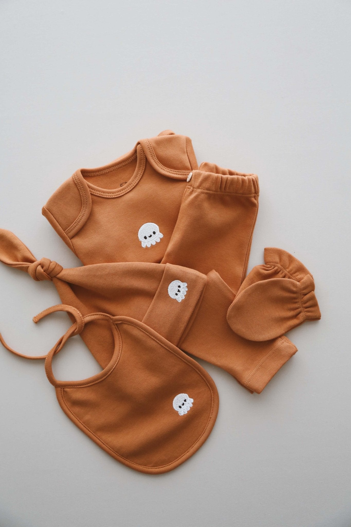Newborn Gift Set | Boxed Baby Shower Present | 100% organic cotton OEKO - TEX® 5 - Piece Bodysuit | Hat, Tights & Gloves for Infant Comfort - VivimadeCa