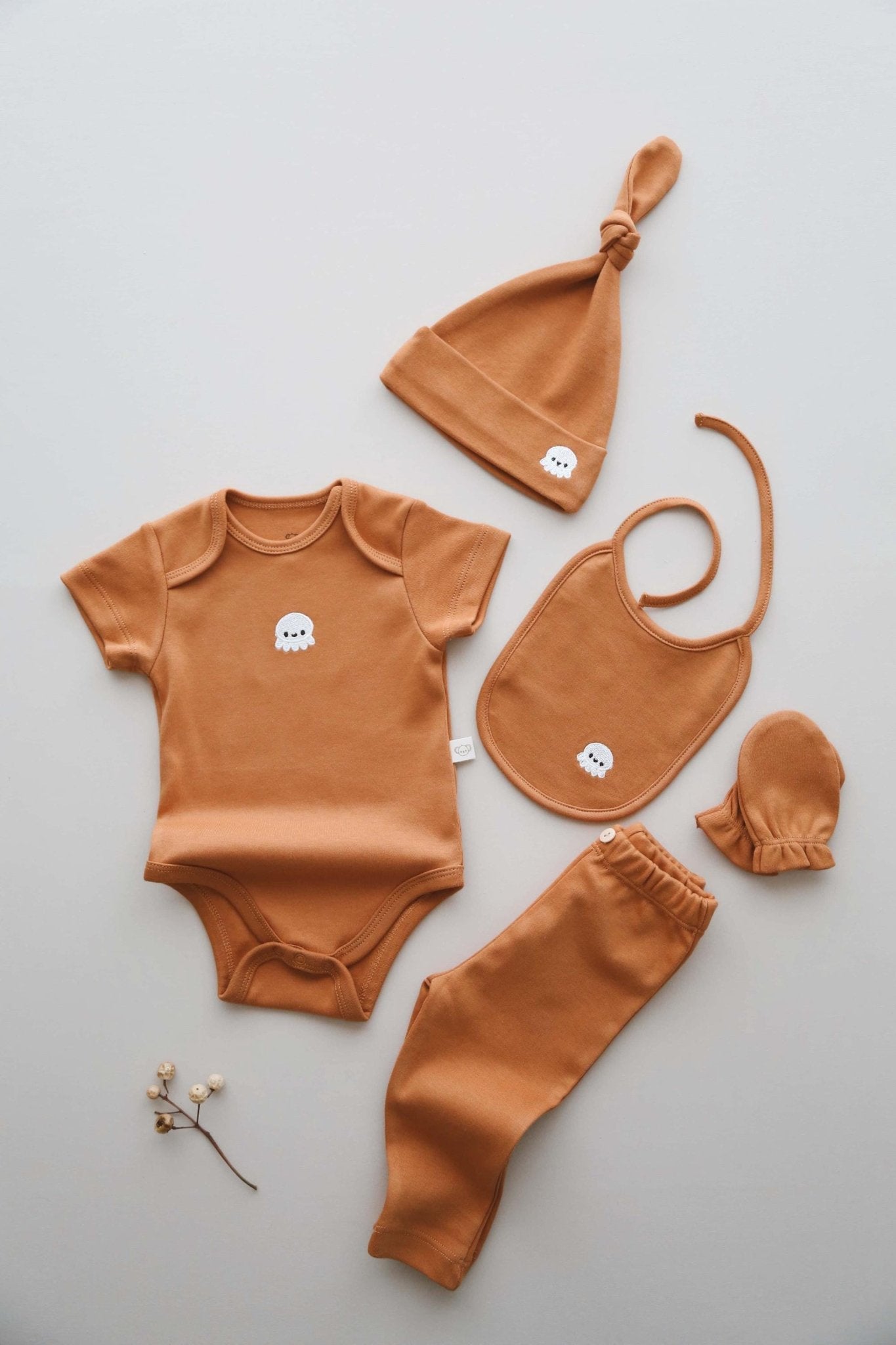 Newborn Gift Set | Boxed Baby Shower Present | 100% organic cotton OEKO - TEX® 5 - Piece Bodysuit | Hat, Tights & Gloves for Infant Comfort - VivimadeCa