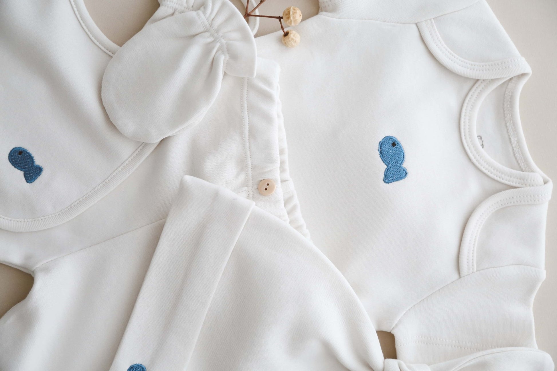 Newborn Gift Set | Boxed Baby Shower Present | 100% organic cotton OEKO - TEX® 5 - Piece Bodysuit | Hat, Tights & Gloves for Infant Comfort - VivimadeCa