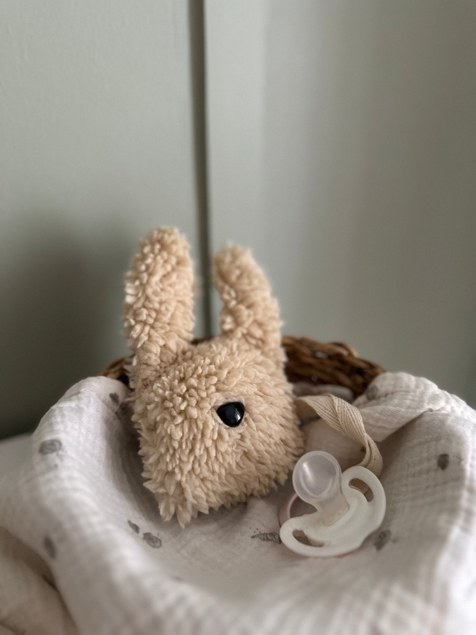 Plush Bunny Pacifier Holder, Soft Sherpa Material - VivimadeCa